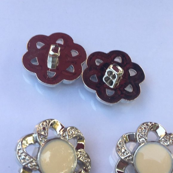 Lot of Vintage Flower Ribbon Silver White Center Hard Plastic Buttons 8 Pcs - Picture 7 of 7